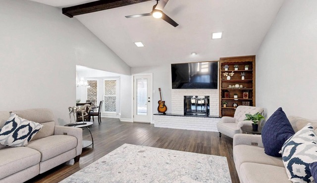 Spacious 5-bedroom house with WIFI and newly furnished in fabulous Arlington.