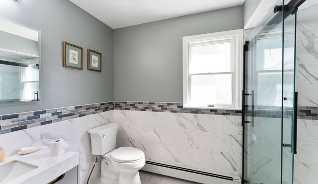 Spacious 5-bedroom house with WiFi, Close to 5000sqf