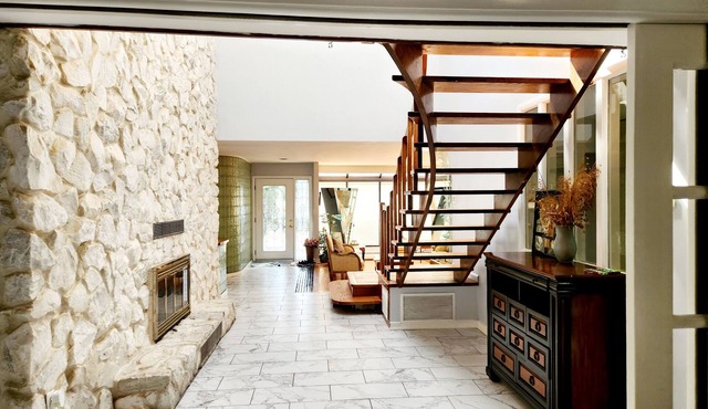 Spacious 5-bedroom house in fantastic Bay Shore with AC