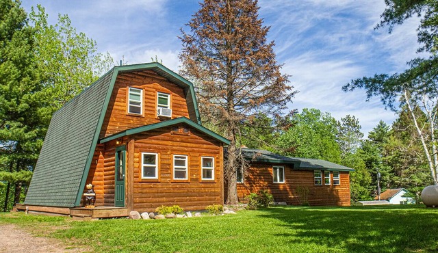 Spacious 5-bedroom house in serene Clam Lake with WiFi