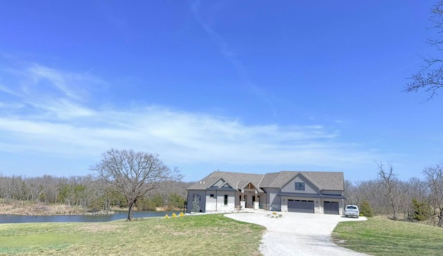 Spacious 5-bedroom house with Private Lake & Basketball/Pickleball Court