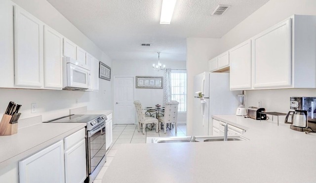 Spacious 5-bedroom house with Pool and WiFi in charming Davenport