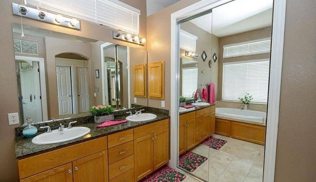 Spacious 5-bedroom house in delightful Elk Grove with AC, WiFi,fitness equipment