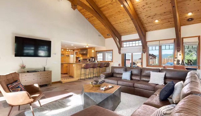 Spacious 5-bedroom house with hot tub and mountain view charming Flagstaff