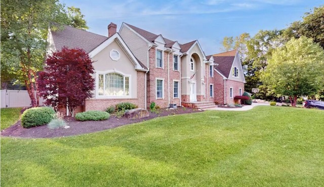 Spacious 5-bedroom house with Heated Pool and Hot Tub in lovely Jefferson