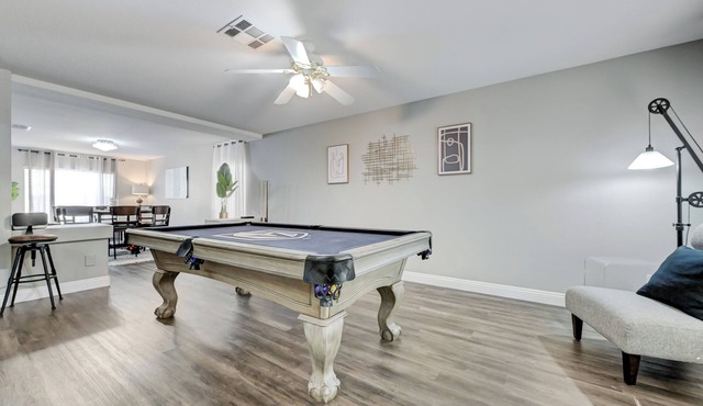 Spacious 5-bedroom house with Hot Tub & Pool Table