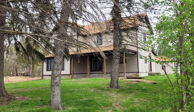 Spacious 5-bedroom house on 3 beautiful acres at the lake!