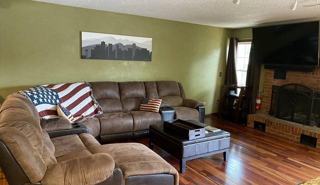 Spacious 5 bedroom house minutes from Red Rocks