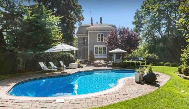 Spacious 5-bedroom house with pool and two office rooms in charming Montclair