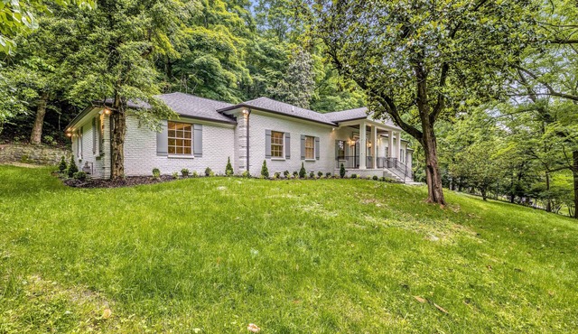 Spacious 5-bedroom house with a gourmet kitchen and AC in welcoming Nashville