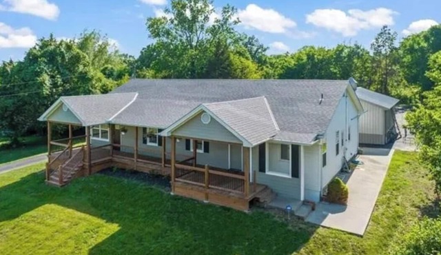 Spacious 5-bedroom house in beautiful Oak Grove with AC