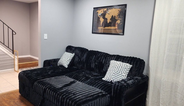 Spacious 5-bedroom house in charming Parkville with Hot tub 24/7