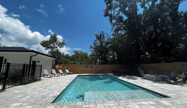 Spacious 5 Bedroom house with option to heat pool