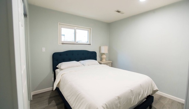 Spacious 5 Bedroom Home! Free WI-FI! AC and HEAT!