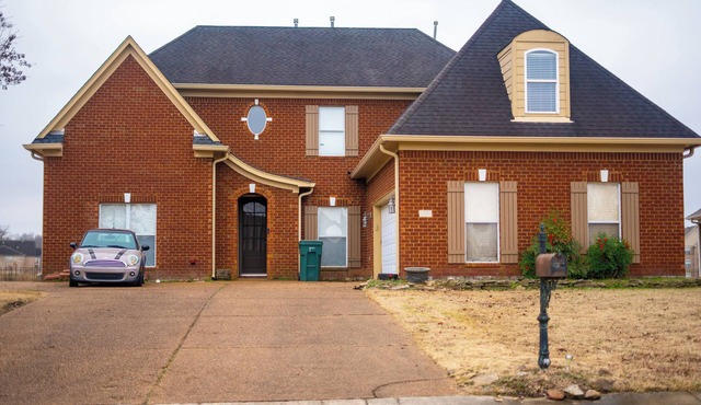 Spacious 5-bedroom house with WiFi, AC and parking in peaceful Southaven.