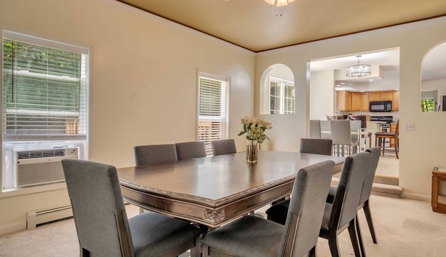 SPACIOUS 5-BEDROOM HOME NEAR 42 ATTRACTIONS, SLEEPS 21/2, POOLS & GAME ROOM