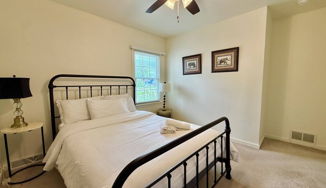 Spacious 5-bedroom house in peaceful Tonawanda with WiFi, AC