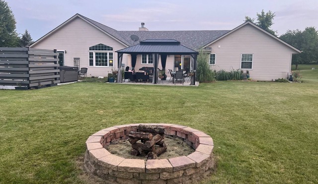 Spacious 5-bedroom house with WiFi and AC in charming Waterford close to water.