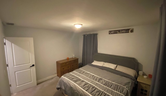 Spacious 5-bedroom house in Woodridge! 30 Minutes from Chicago Kid/pet friendly.
