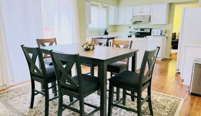 Spacious 5-bedroom house with pool table near UofM