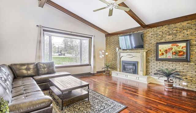 Spacious 5-Bedroom Home Near Toronto - Huge Backyard & Patio - BBQ & Fire Pit