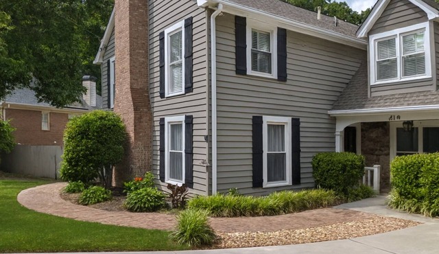 Spacious 5 -bedroom home, backyard entertainment, basement suite, MARTA access