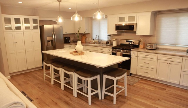 Spacious 5-bedroom home in Plymouth, Near Medicine Lake and Downtown. AC & WiFi