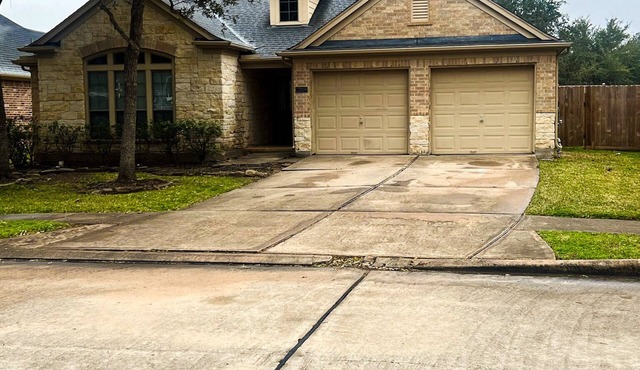 Spacious 5-bedroom home with WiFi, AC, Smart TV, in nice Sugar Land neighborhood