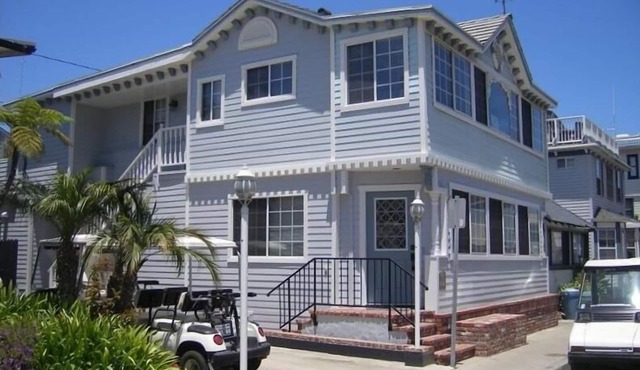 Spacious 5 bedroom home, 1 block from beach