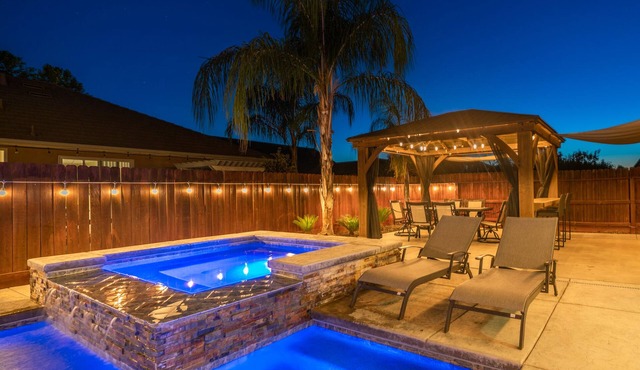 Spacious 5-Bedroom home w/Pool & Hot Tub