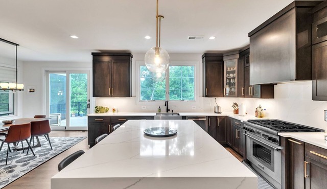 Spacious 5-bedroom home, Family Friendly in delightful Oak Hill