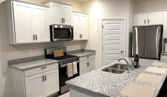 Spacious 5-Bedroom Home Near Piedmont Hospital in Newnan with AC, WiFi, W&D