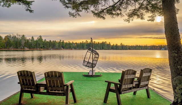 Spacious 5-Bedroom -Hot Tub, MDI, Lake front, Fire pit, Game Room, Dog Friendly!