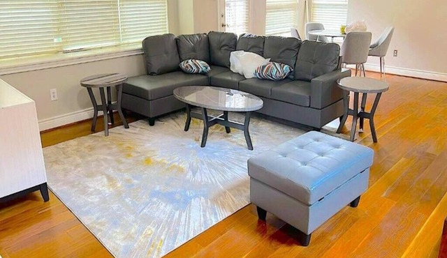 Spacious 5-bedroom hotel in lovely Uvalde with WiFi, AC