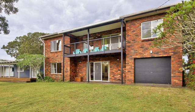 Spacious 5 bedroom house overlooking the creek, large enough for two families