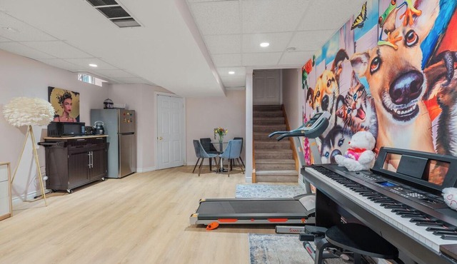 Spacious 5-bedroom house in wonderful Hamilton with fitness room, WiFi .