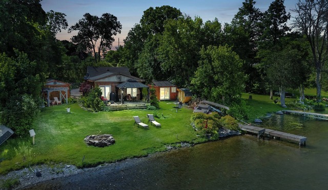 Spacious 5-bedroom house in peaceful Harcourt with AC