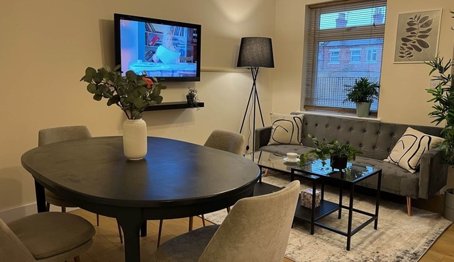 Spacious 5 Bedroom House / 30 Mins to London