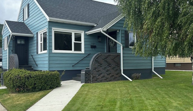 Spacious 5-bedroom house in beautiful Anaconda with Salt water Hot Tub