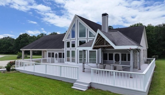Spacious 5-bedroom house with AC, outdoor area in charming Beaumont.