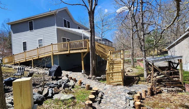 Spacious 5-bedroom house enjoyable Bushkill w/AC - game room - WiFi -EV charger