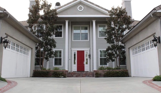Spacious 5-bedroom house with pool/jacuzzi, fitness room 10 minutes from ocean