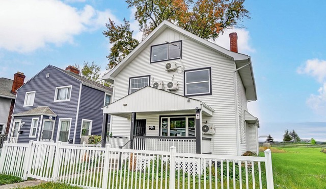 Spacious 5-bedroom house in Central Columbus Fenced Backyard