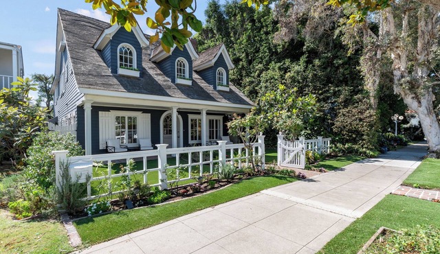 Spacious 5-bedroom house + 1 bedroom Guest House, AC & WiFi in charming Coronado