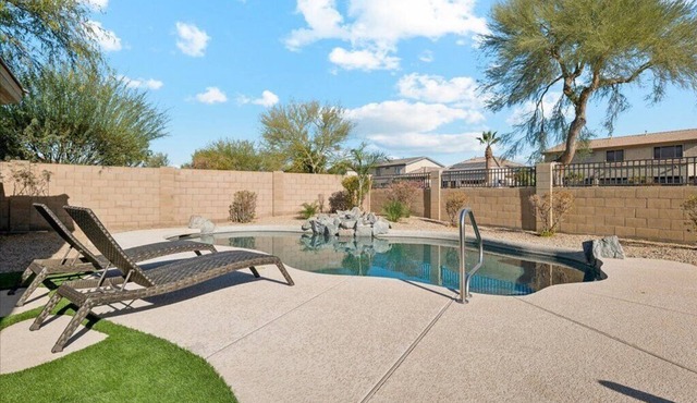 Spacious 5-bedroom house with Heated Pool, hot tub and fire pit.