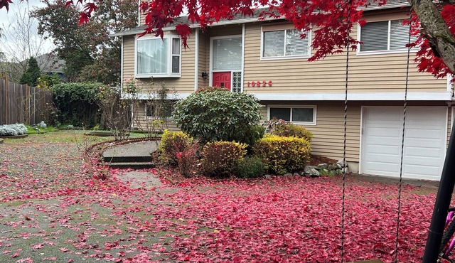 Spacious 5-bedroom house in fabulous Kirkland with sunroom, WiFi