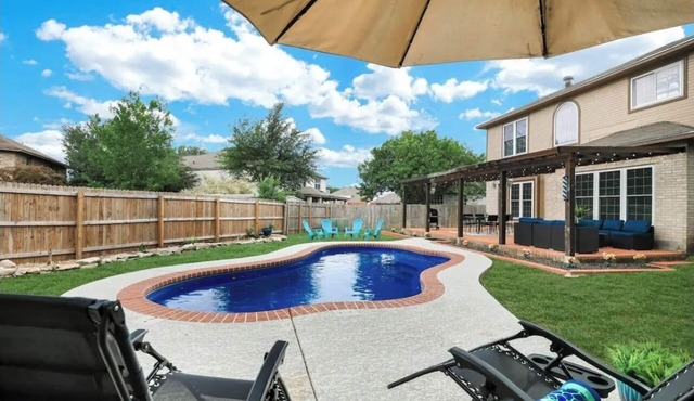 Spacious 5-bedroom house with private pool in a central San Antonio location.