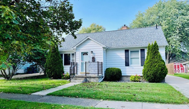 Spacious 5-bedroom house walking-distance to downtown Manistee and 1st St Beach!