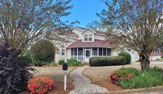 Spacious 5-bedroom house sleeps 11 in Martinez with WiFi, fitness room,pool,spa