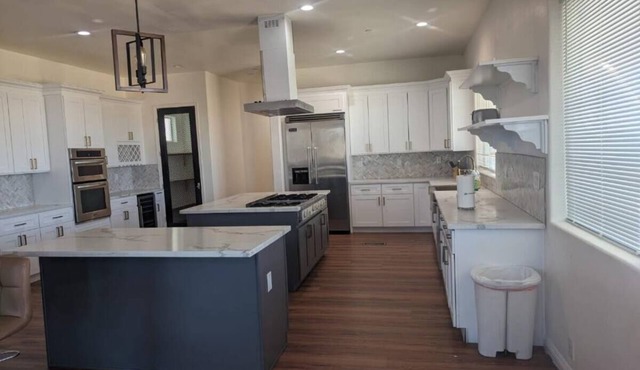 Spacious 5-bedroom house with AC and WiFi in delightful Palmdale